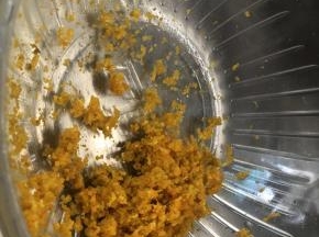 这是两个橙子的皮屑～由于我的橙子个头比较小～如果你用那种个头大的脐橙，一个顶我这两三个啦～