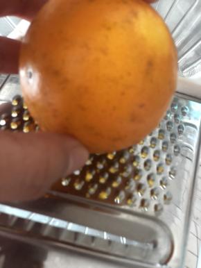 这个冰糖橙有点丑哈～不过没关系，好吃最重要～橙子用盐搓洗干净表皮，用超市9.9买的这个擦丝器细的部分伺候～只要表皮黄色那层，白色的不要啦