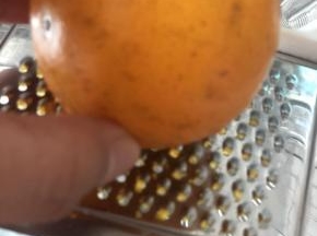 这个冰糖橙有点丑哈～不过没关系，好吃最重要～橙子用盐搓洗干净表皮，用超市9.9买的这个擦丝器细的部分伺候～只要表皮黄色那层，白色的不要啦