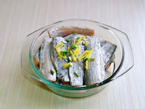 放入器具中，加入生抽，料酒，盐，十三香，切好的葱姜。