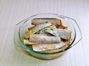 戴上食品手套，抓拌均匀，腌制30分钟以上。(腌制的时间长一点会更加入味)