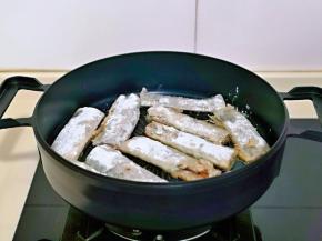 起油锅，将带鱼摆放在平底锅中。(建议使用不粘锅呦)