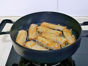 中小火煎至两面金黄。