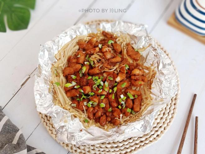 黑椒金针菇焖鸡