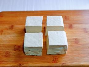一块北豆腐切成四小块，如图。