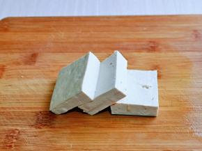 取一小块豆腐，再切成三片，依次切好。