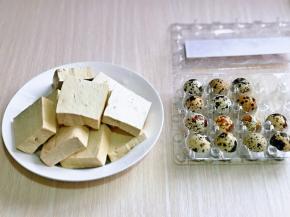 准备好鹌鹑蛋，葱蒜去皮切好。