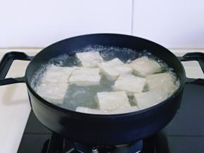 锅中加入水烧开，下豆腐再次烧开，煮1分钟捞出。