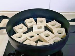 起油锅，将豆腐摆入平底锅中，一定要用不粘锅呦～