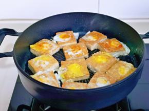 底部煎2分钟，再翻面煎2分钟，就差不多啦！