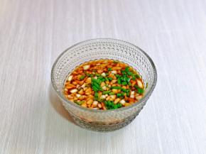 将切好的蒜，葱花加入碗中，再加入生抽，蚝油，十三香，番茄酱，白砂糖，按个人口味加入盐，搅拌均匀。