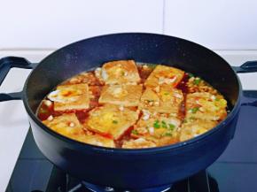 酱汁倒入煎好的豆腐中，中小火煮2分钟，无需收汁，有点汤汁更好吃。