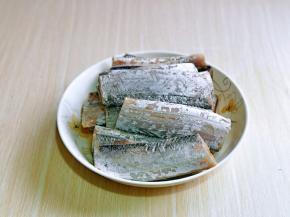 带鱼洗干净，煎小段。