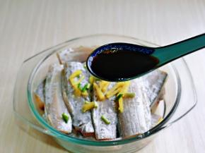 放入器具中，加入切好的葱姜，生抽，蚝油，料酒，再按个人口味加入盐。