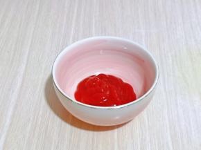 番茄酱放入碗中。