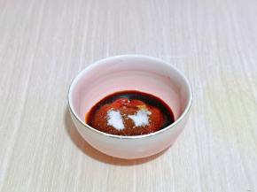 再加入生抽，白砂糖，再加满纯净水，搅拌均匀。