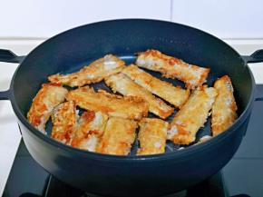 中火煎至两面金黄，盛出摆盘。