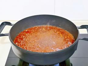 另起油锅，放入茄汁酱料，中火烧开，再把煎好的带鱼放入锅中，小火煮3分钟即可关火。(尽量不要用铲子，避免带鱼弄碎)