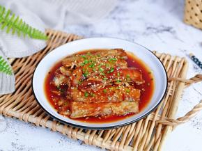 盛出装盘，撒上熟白芝麻，葱花。