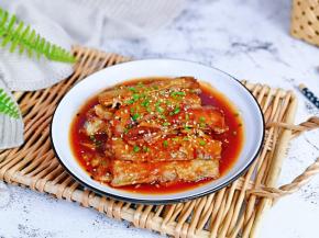 带鱼吸收了茄汁，酸甜可口。