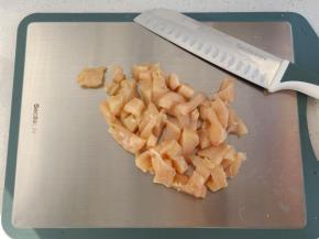 鸡胸肉切成块