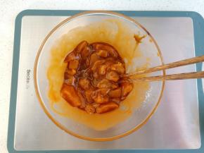 将辅料中除葱花以外的材料加入鸡胸肉，搅拌均匀后腌制15分钟左右