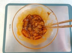 将辅料中除葱花以外的材料加入鸡胸肉，搅拌均匀后腌制15分钟左右