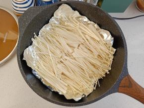 摆上清洗干净的金针菇