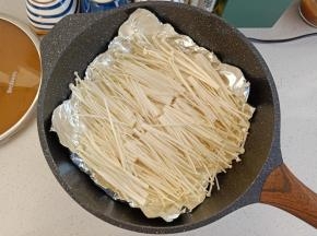 摆上清洗干净的金针菇