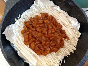 再将腌好的鸡胸肉摆到上面