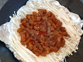 撒点黑胡椒碎和小米辣（我家不吃辣，所以我只加了小小一个的干辣椒）