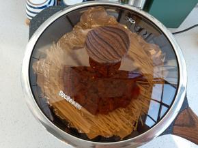 盖上锅盖，小火加热10-15分钟即可出锅