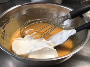 取三分之一蛋白放入蛋黄糊中