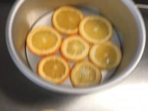 对不起，我又手抖了～嗯～有耐心的朋友可以提早橙子切薄片，用刚好盖过橙子片的浓糖水，煮至白色部位逐渐透明～不然会苦～垫在磨具底部～再倒入蛋糕面糊～如果不想，就假装没看见，直接略过～我也是看心情～大多数时候我都会省略这里