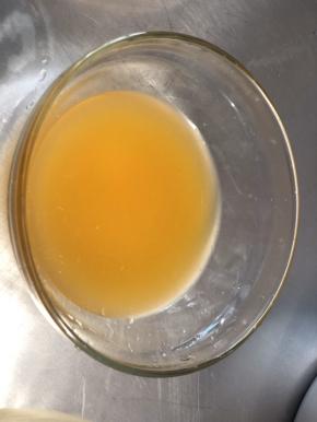 橙汁安排～没有榨汁机的，就手榨好了～哈哈哈哈哈～过筛一下～去除杂质