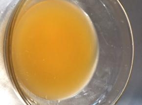 橙汁安排～没有榨汁机的，就手榨好了～哈哈哈哈哈～过筛一下～去除杂质