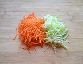 青萝卜和胡萝卜分别洗干净擦成细丝，焯一下水，捞出过凉水。