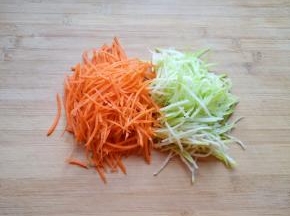 青萝卜和胡萝卜分别洗干净擦成细丝，焯一下水，捞出过凉水。