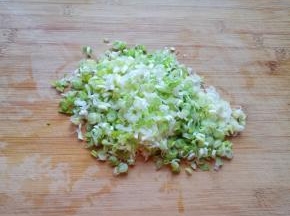葱切碎。