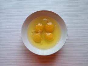 鸡蛋打散。