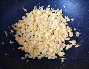炒锅内倒适量的食用油烧热，倒入蛋液炒熟备用。