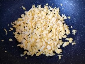 炒锅内倒适量的食用油烧热，倒入蛋液炒熟备用。