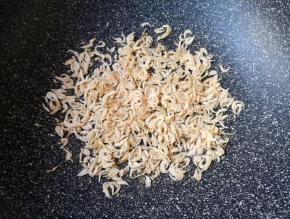 炒锅烧热（不用油），下入虾皮炒至焦黄色 关火盛出备用。