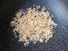炒锅烧热（不用油），下入虾皮炒至焦黄色 关火盛出备用。