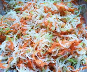 晾好的萝卜丝攥去多余的水分。