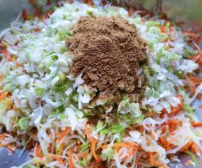 放上葱花和十三香。