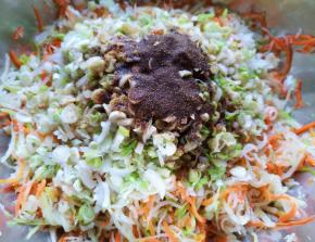 炒锅内倒入适量的食用油烧热，浇在十三香上面激出香味，搅拌均匀。