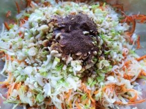 炒锅内倒入适量的食用油烧热，浇在十三香上面激出香味，搅拌均匀。