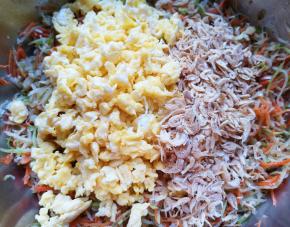 加入炒好的鸡蛋和虾皮搅拌均匀。