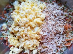 加入炒好的鸡蛋和虾皮搅拌均匀。